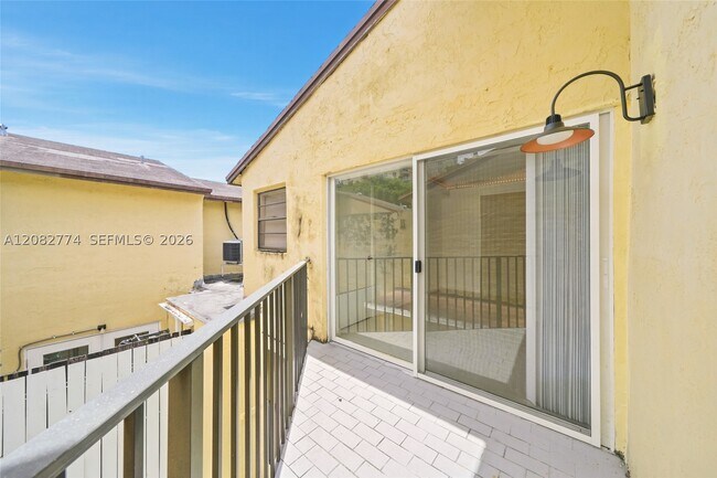 Building Photo - 9674 Fontainebleau Blvd