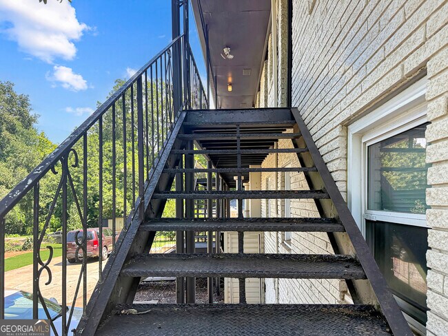Building Photo - 514 Clover Dr