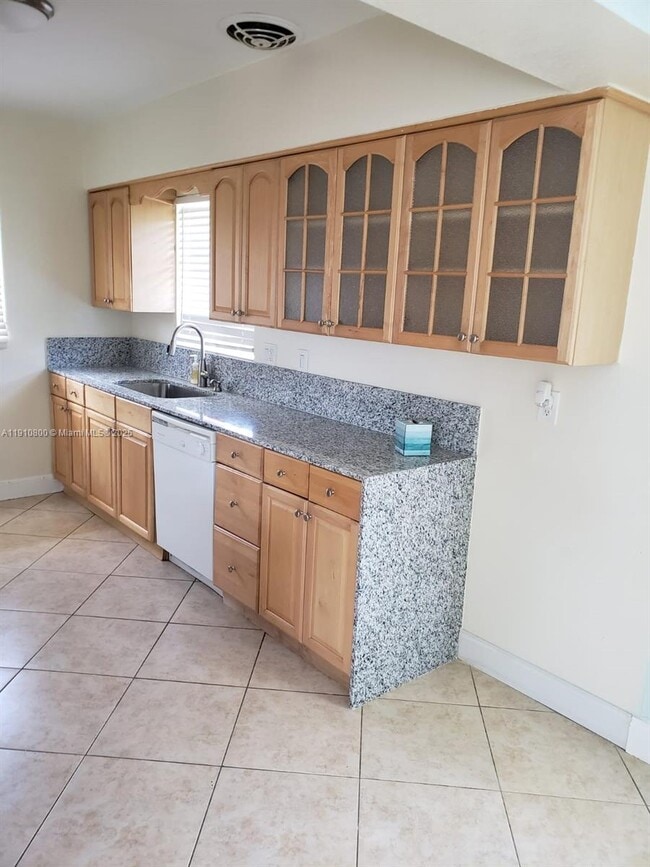 Building Photo - 1031 N 16th Ct