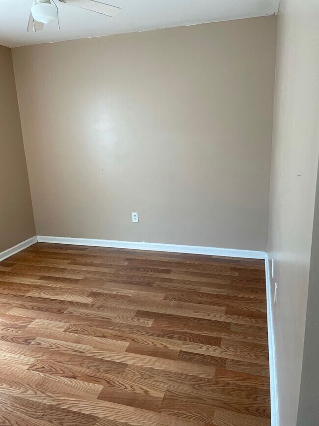 Building Photo - 3 Bedroom Home w/ Yard and No HOA
