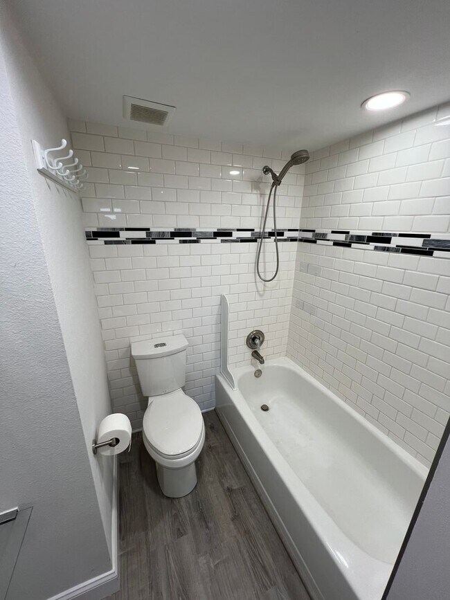 Building Photo - 14459 River Beach Dr
