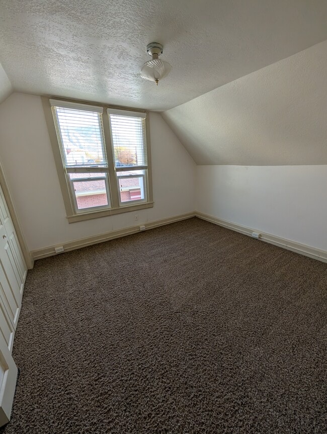 Building Photo - 207 E 100 N