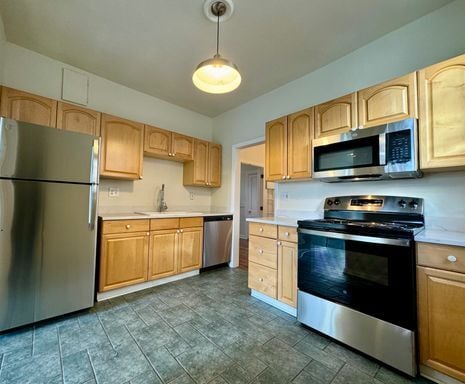 Building Photo - 3 Bedroom 2 Full Bath Plus Office Renovated Victorian Style Family Home Available Mid NOW!