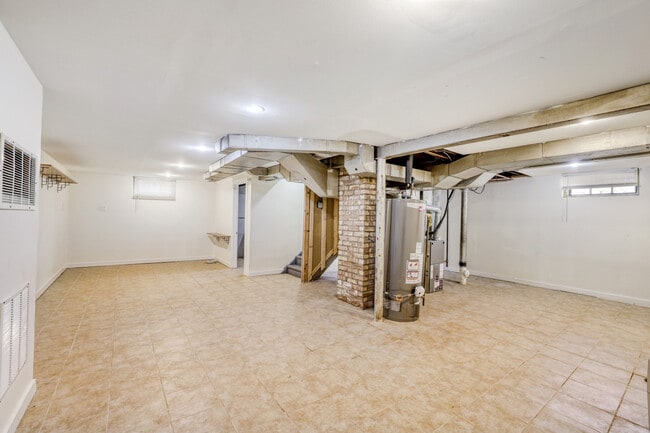 Building Photo - 626 N Hough St