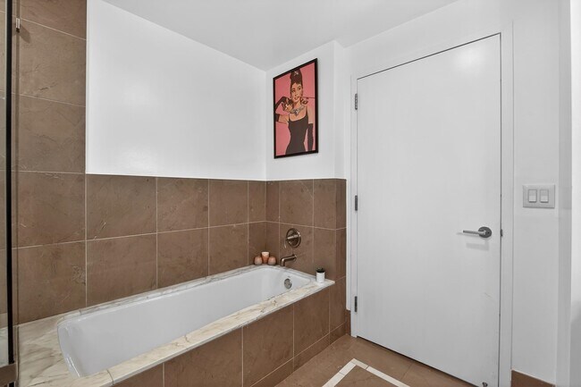 Building Photo - 25 Hudson St