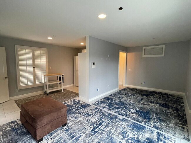 Building Photo - 1246 Temple Ter