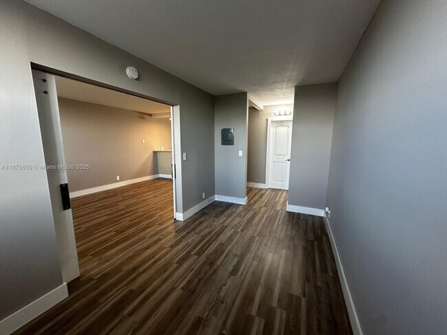 Building Photo - 2401 Riverside Dr