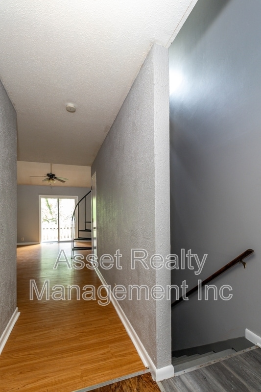 Building Photo - 102 Walnut Ln