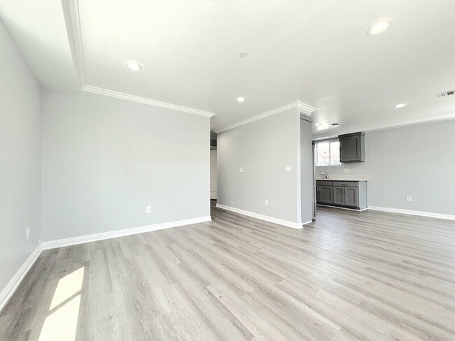 Building Photo - 322 E 55th St