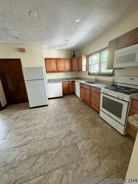 Building Photo - 569 Main St