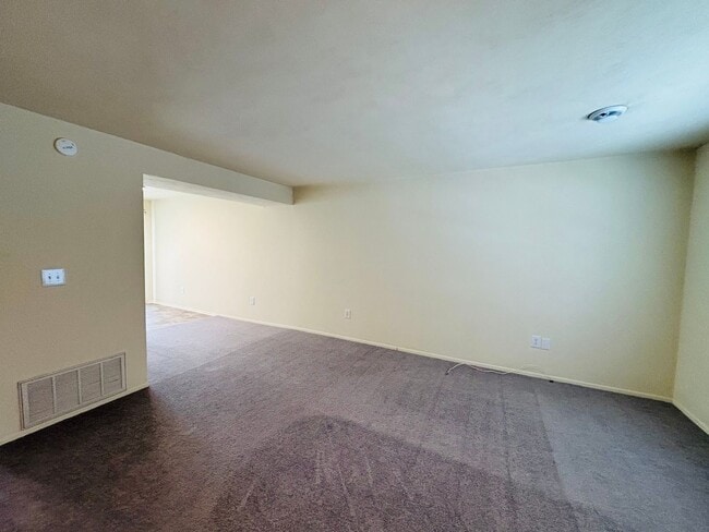 Building Photo - 2 Bedroom, 1.5 Bath Townhouse