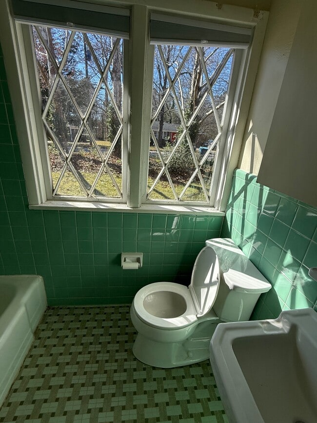 Building Photo - 406 Meadow Ln