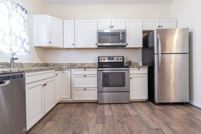 Building Photo - MOVE IN READY 3 Bedroom!