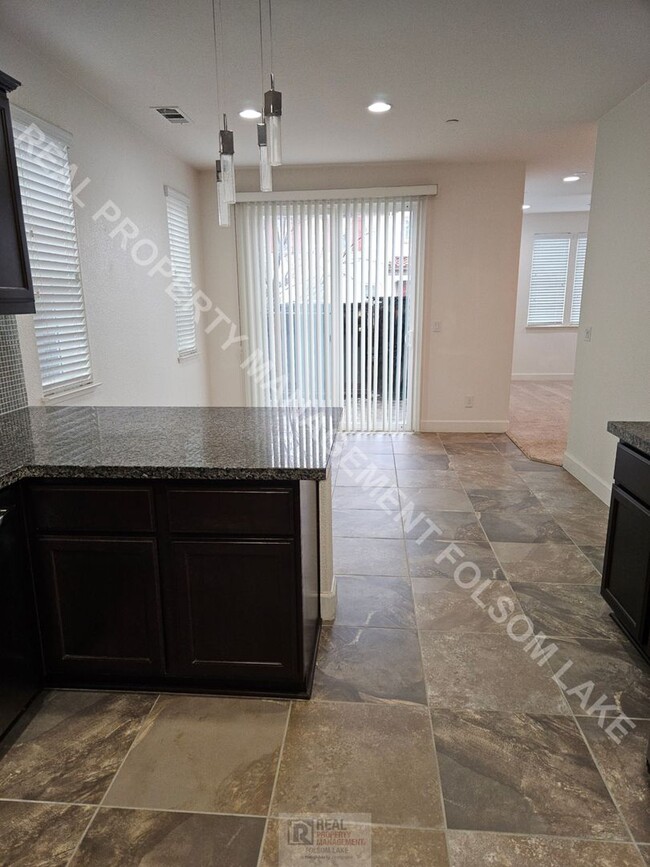 Building Photo - Well maintained 3bd 2.5ba home for rent in...