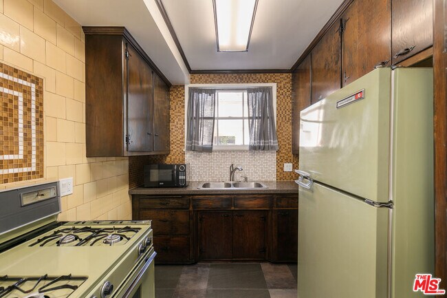 Building Photo - 921 N Spaulding Ave