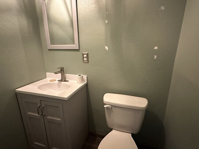 Building Photo - 2202 Monitor St