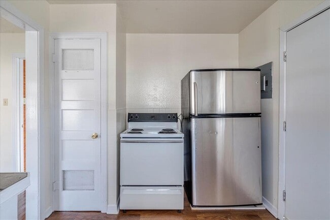 Building Photo - 1119 N LBJ Dr