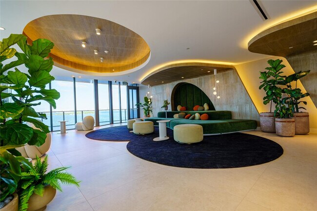 Building Photo - 700 NE 24th St