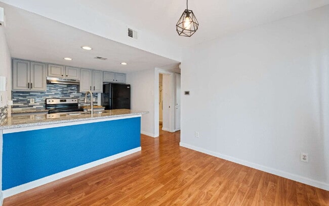 Building Photo - Clean & Bright Gated 1BR Near Downtown Austin