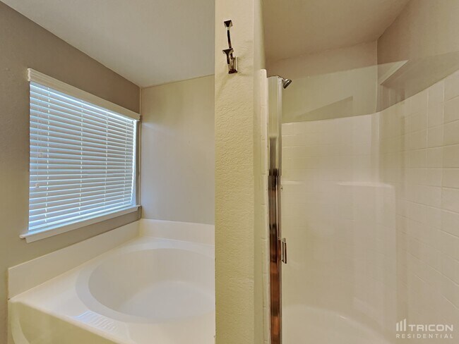 Building Photo - 401 Rustic Grove Ln
