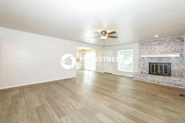 Building Photo - 4 Bedroom Pet-Friendly Home in EDMOND, OK with Main Street Renewal