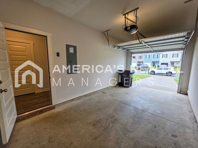 Building Photo - Modern Living in The Heights!