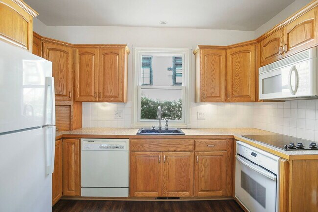 Building Photo - 1190 Lakeview