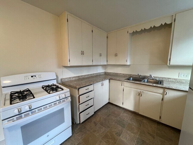 Building Photo - 2 Bedroom/ 1 Bathroom Upper Unit in Delmar...