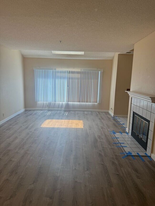 Building Photo - Wonderful 2 Bedroom, 2.5 Bath Condo!