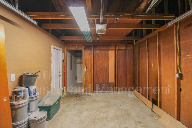 Building Photo - 305 Millcreek Dr