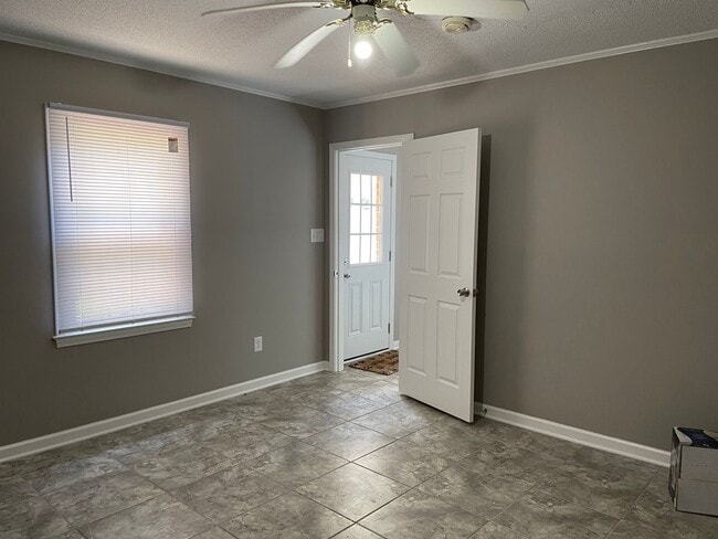Building Photo - River Bend Rental