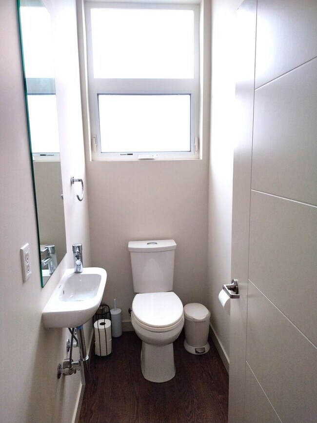 Building Photo - 3bd/2.5ba Seattle Townhome