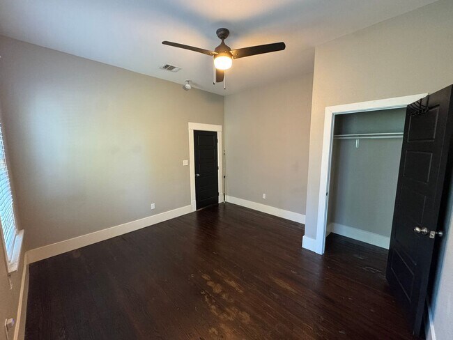 Building Photo - Ready For Move In - Beautifully Renovated Cottage Home in South San Antonio - Near Downtown SA