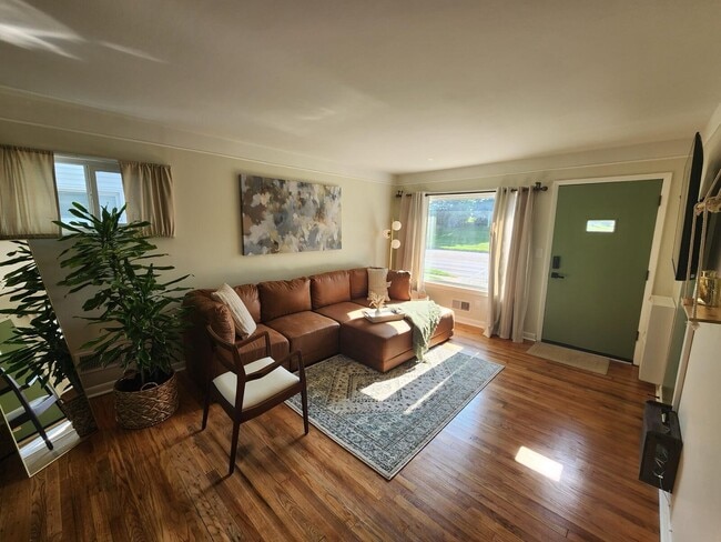 Building Photo - 2464 Greenfield Rd