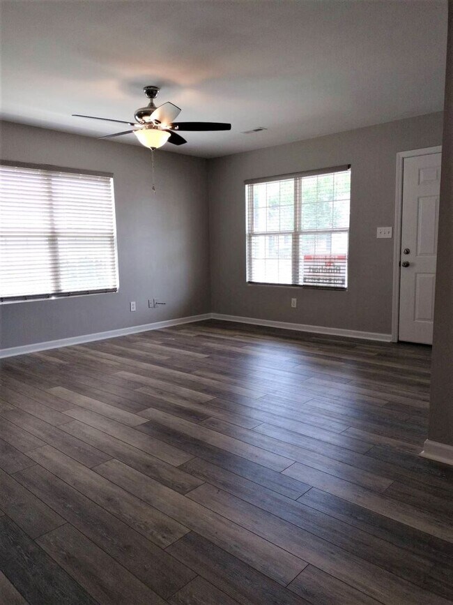Building Photo - $200 Off Your First Full Month’s Rent!  Mo...