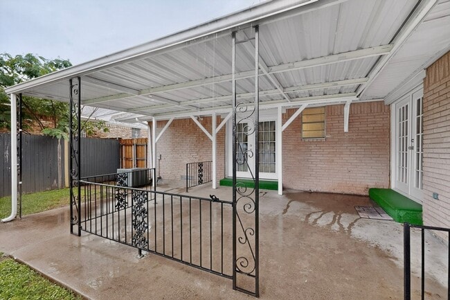 Building Photo - 2522 Pinebluff Dr