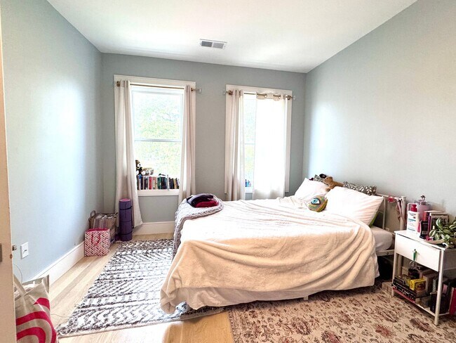 Building Photo - BROOKLINE 3 BED/2 BATH WITH CENTRAL AIR & IN-UNIT LAUNDRY!