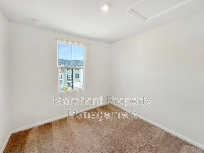 Building Photo - 219 Maple Frg Trl