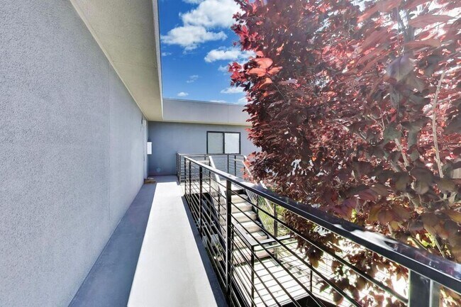 Building Photo - 1662 Hollenbeck Ave