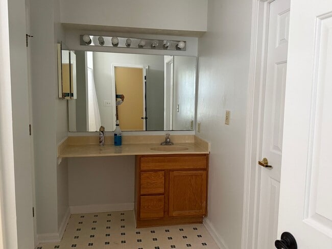 Building Photo - Fantastic 3 Bedroom 2 bath home on a pond