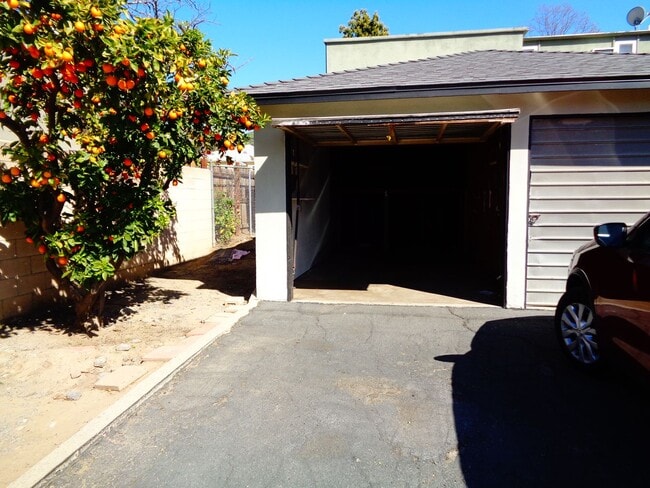 Building Photo - 2 Bedroom 1 Bath Duplex for Rent in Uptown Whittier