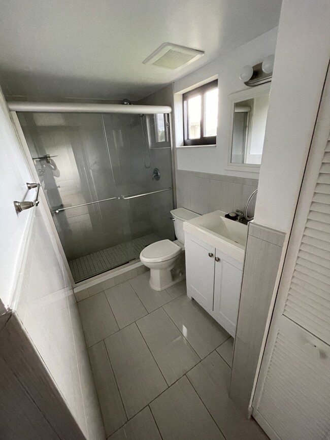 Upstairs Bathroom - 8115 SW 21st Ct