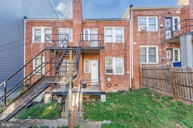 Building Photo - 905 19th St NE