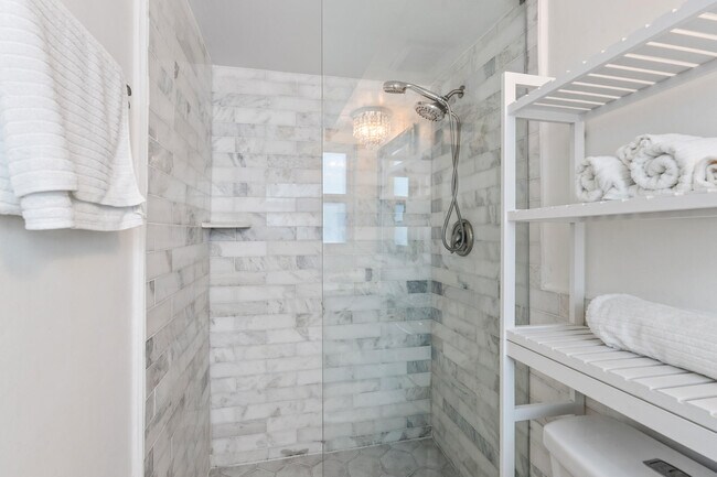 Building Photo - 113 Park Ln E