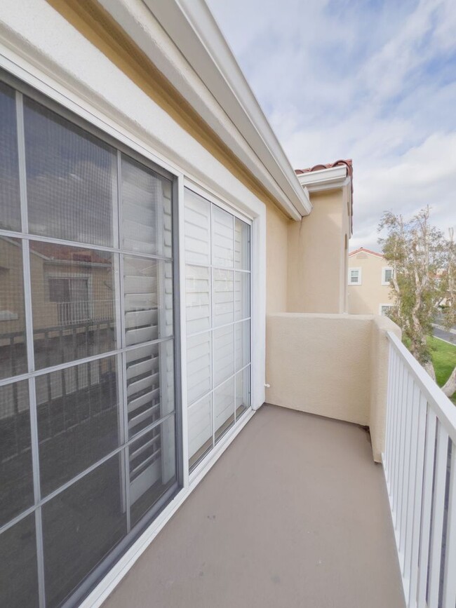 Building Photo - Tustin 2 Bed 2 Bath Home - Wood Floors - C...