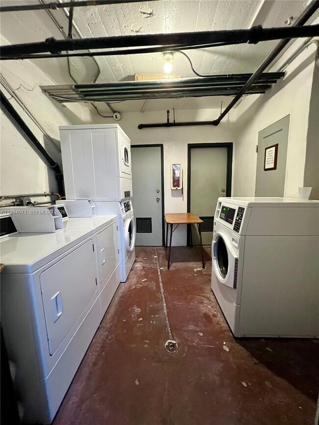 Building Photo - 901 Collins Ave