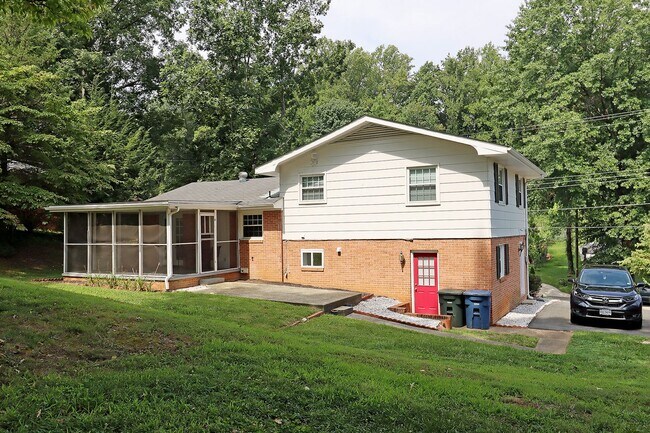 Building Photo - Convenient to Rt 29 & The Shops at Stonefield