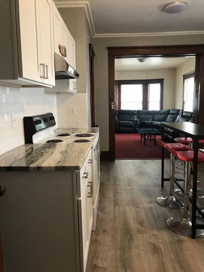 Building Photo - 7 Bedroom 3 Bathroom Unit with Updates! Available May 16th 2026