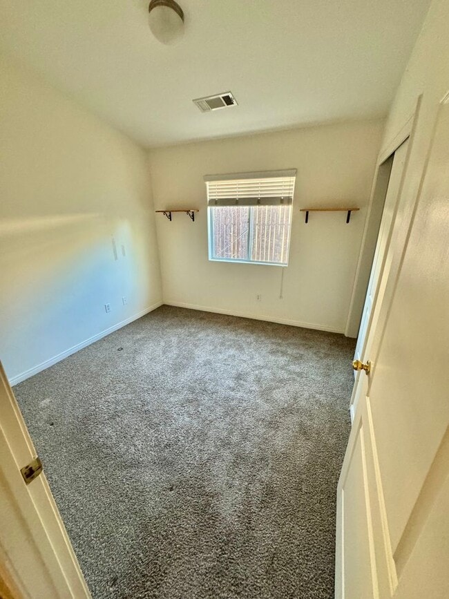 Building Photo - Make yourself at home in this delightful B...