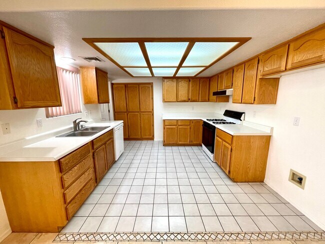 Building Photo - Cute 3 Bedroom Home in Center of Kingman- Available Now!